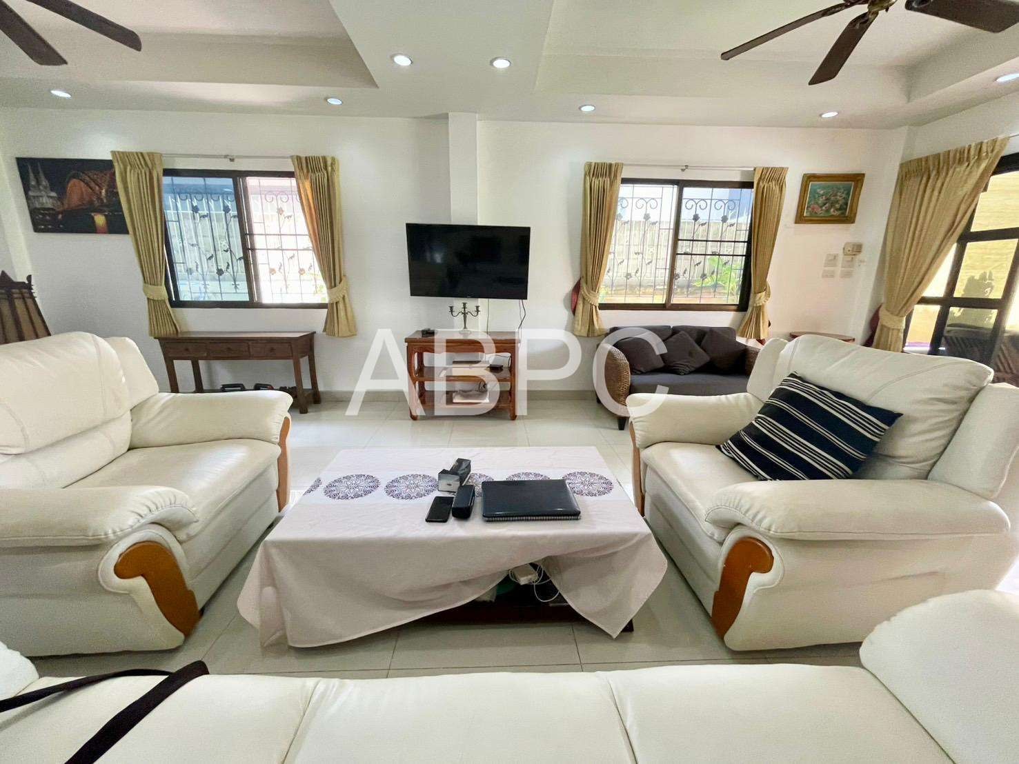 Four Bedroom Three Bathroom House in Popular Jomtien Village photo 13
