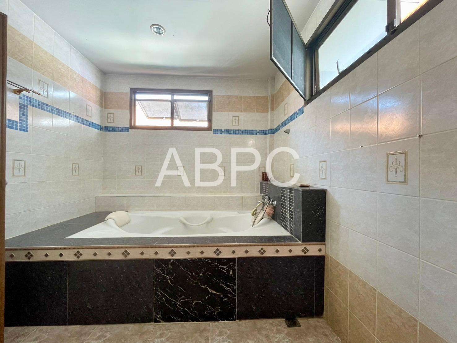 Four Bedroom Three Bathroom House in Popular Jomtien Village photo 18