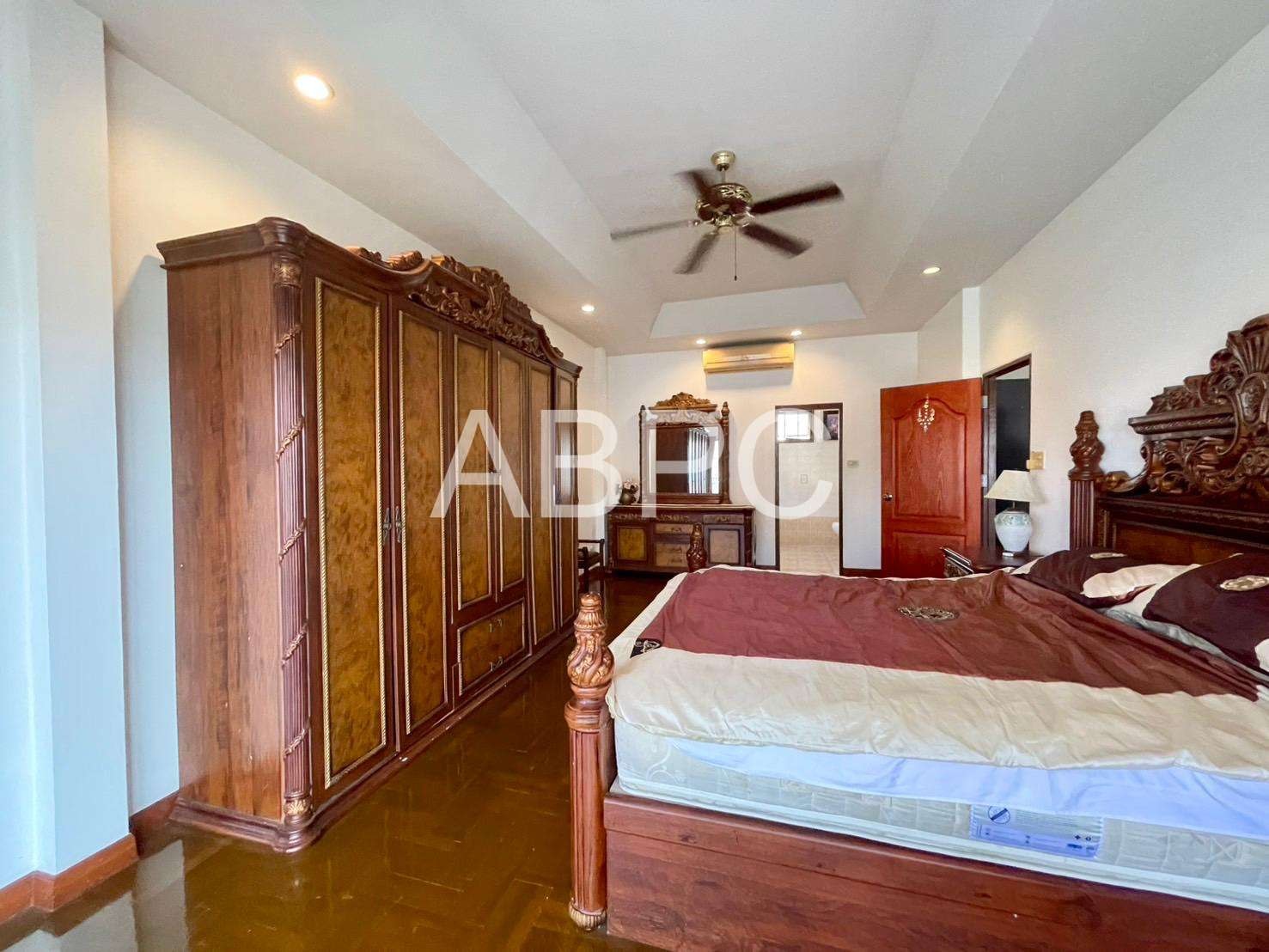 Four Bedroom Three Bathroom House in Popular Jomtien Village photo 17