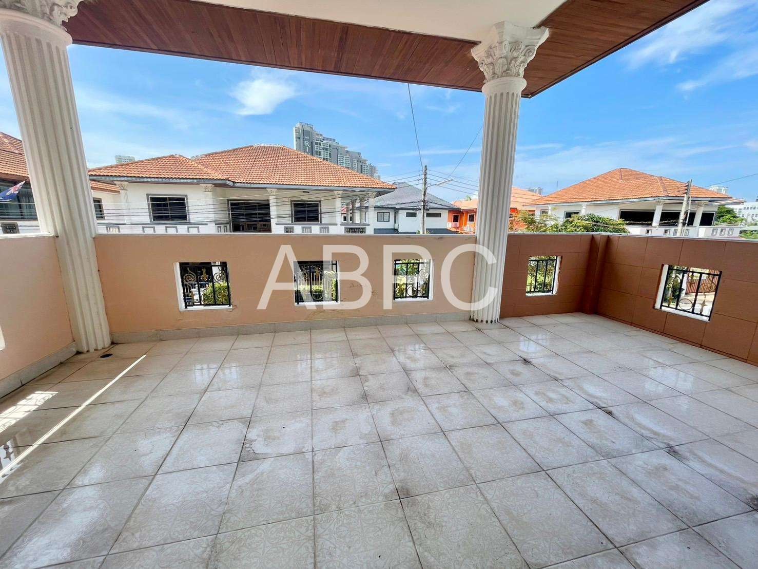 Four Bedroom Three Bathroom House in Popular Jomtien Village photo 9