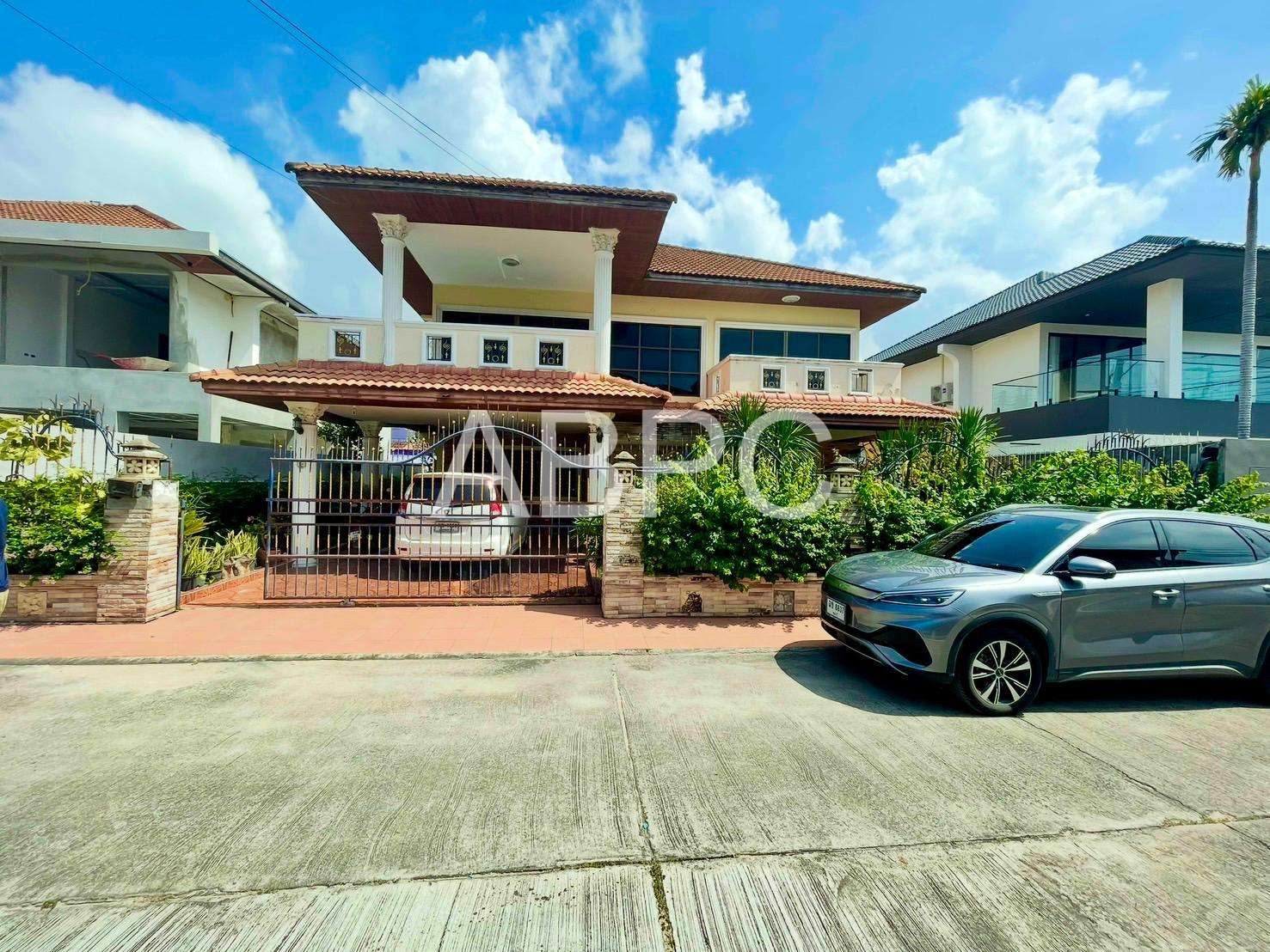 Four Bedroom Three Bathroom House in Popular Jomtien Village