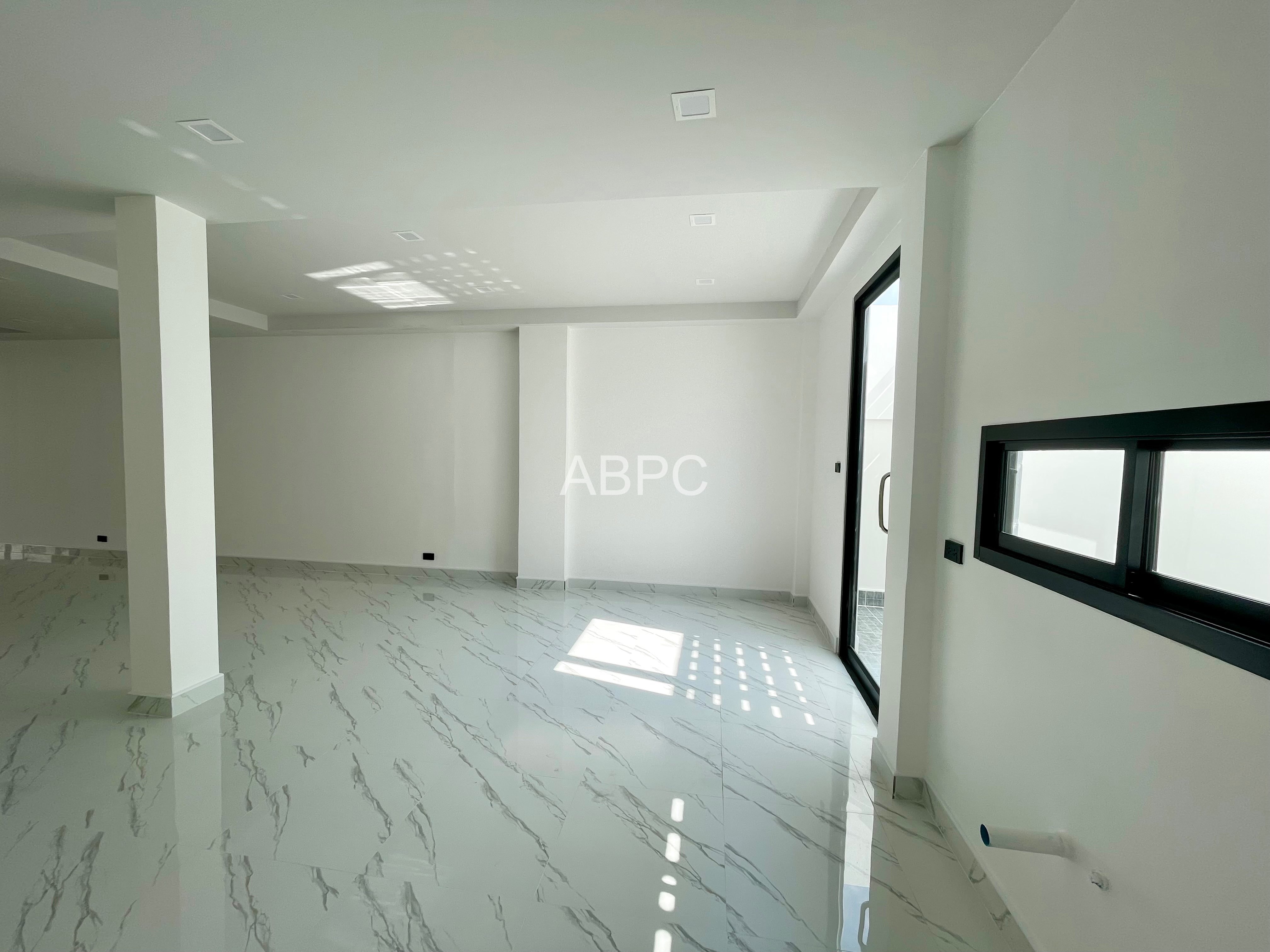 Newly Renovated Townhome 3 Story For Sale photo 6
