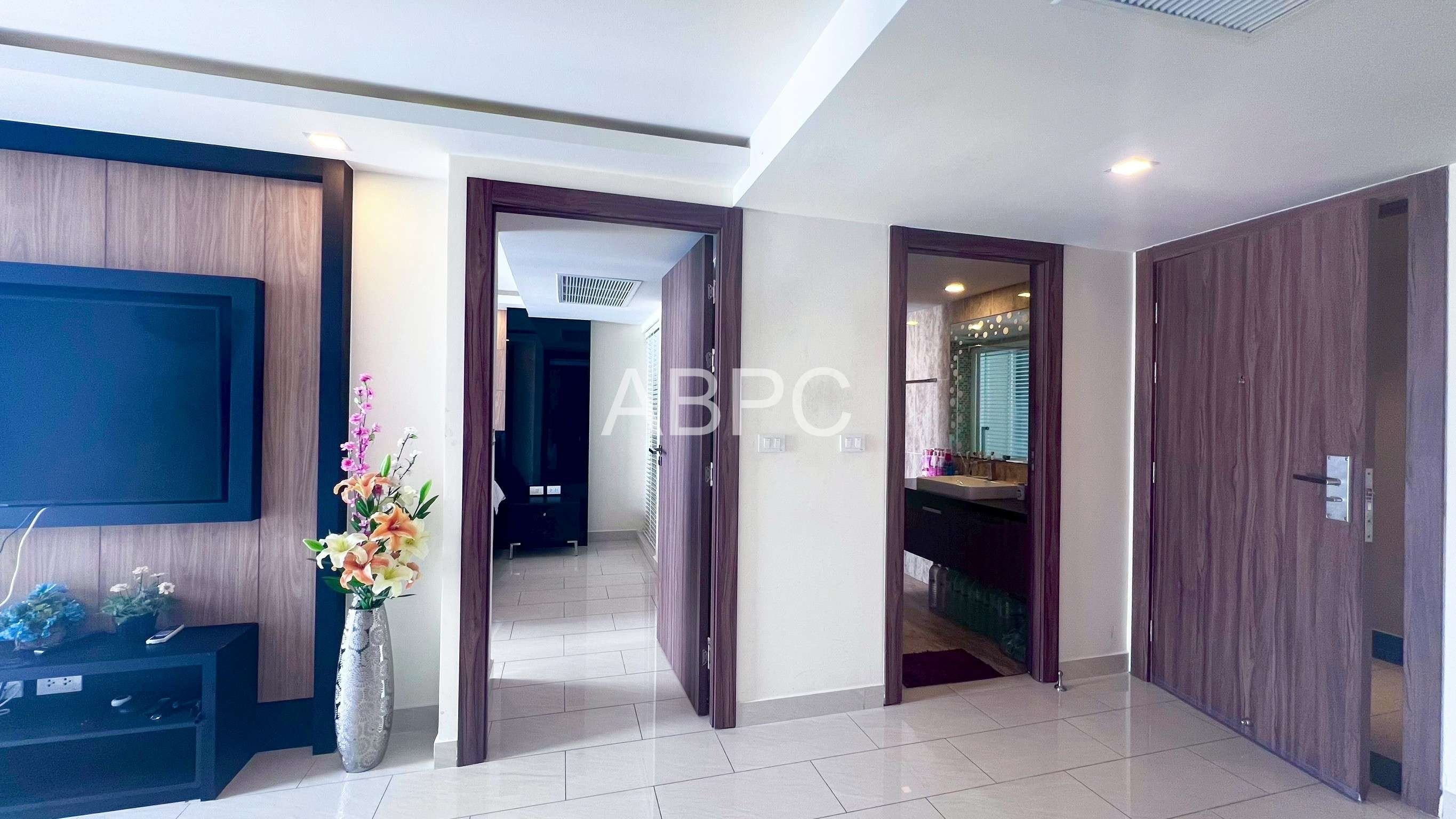 Beautiful Pool View 1 bedroom 1 bathroom (FQ) in Central Pattaya for Sale photo 19