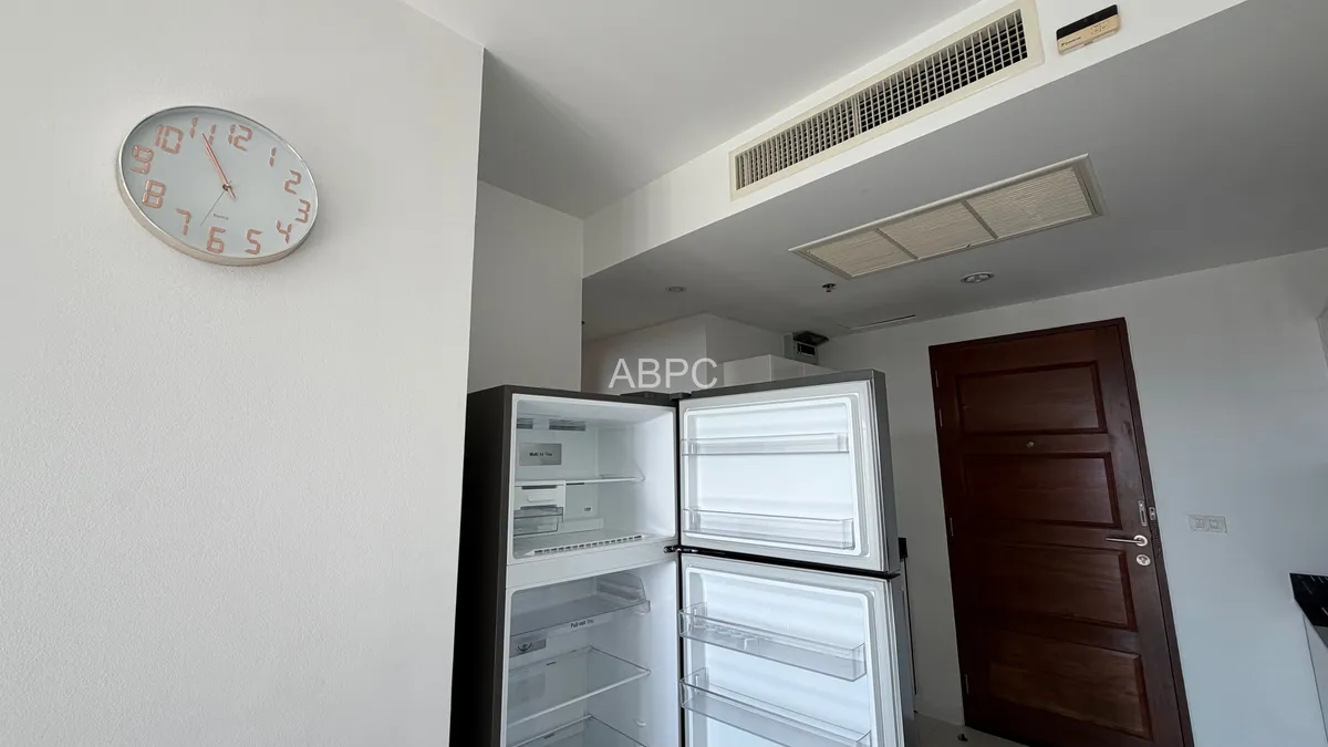 On Bath Bus Route 1 Bedroom Condo For Rent In Prahtamnak photo 2