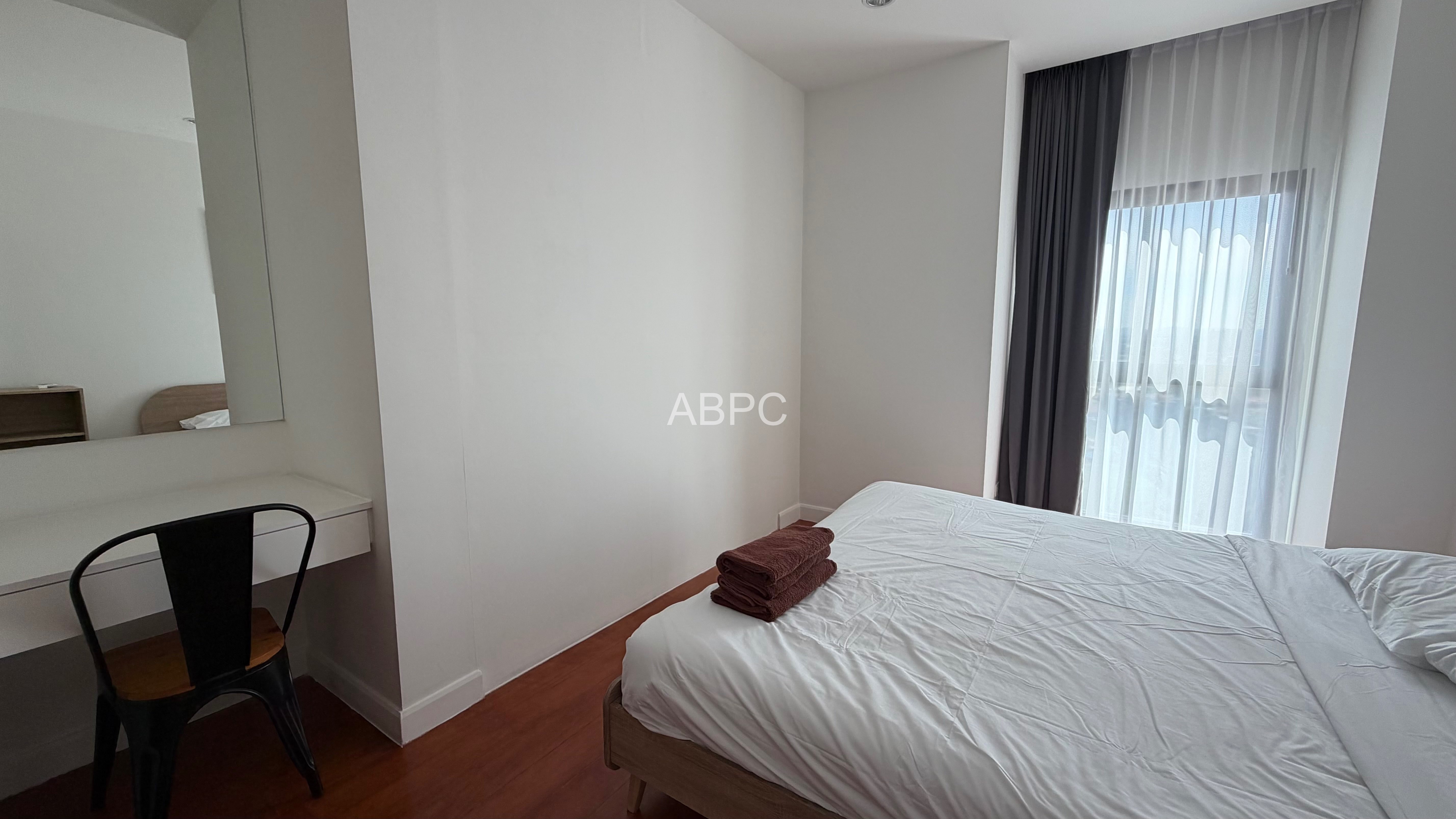 On Bath Bus Route 1 Bedroom Condo For Rent In Prahtamnak photo 5