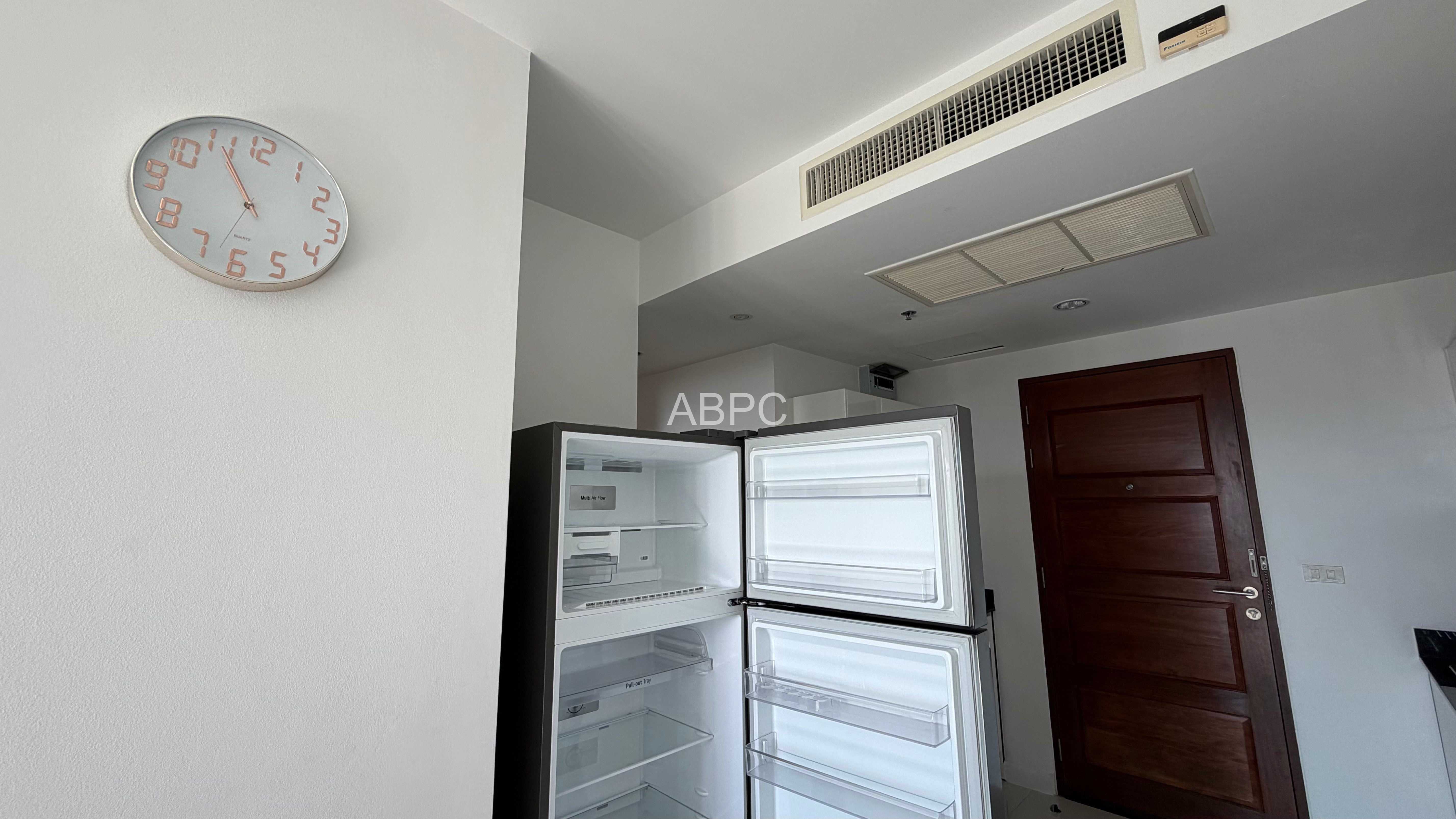 On Bath Bus Route 1 Bedroom Condo For Rent In Prahtamnak photo 2