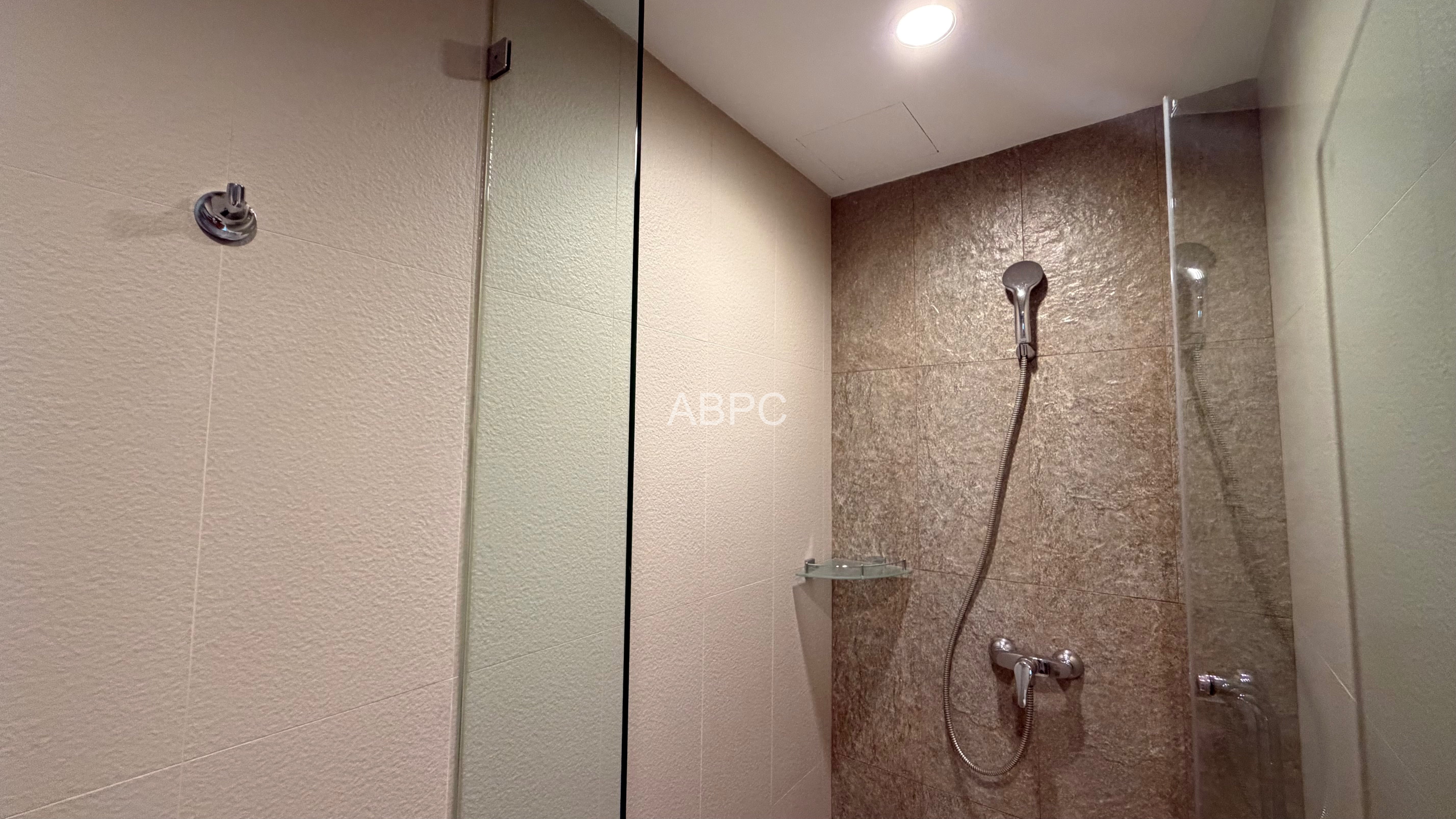 On Bath Bus Route 1 Bedroom Condo For Rent In Prahtamnak photo 6