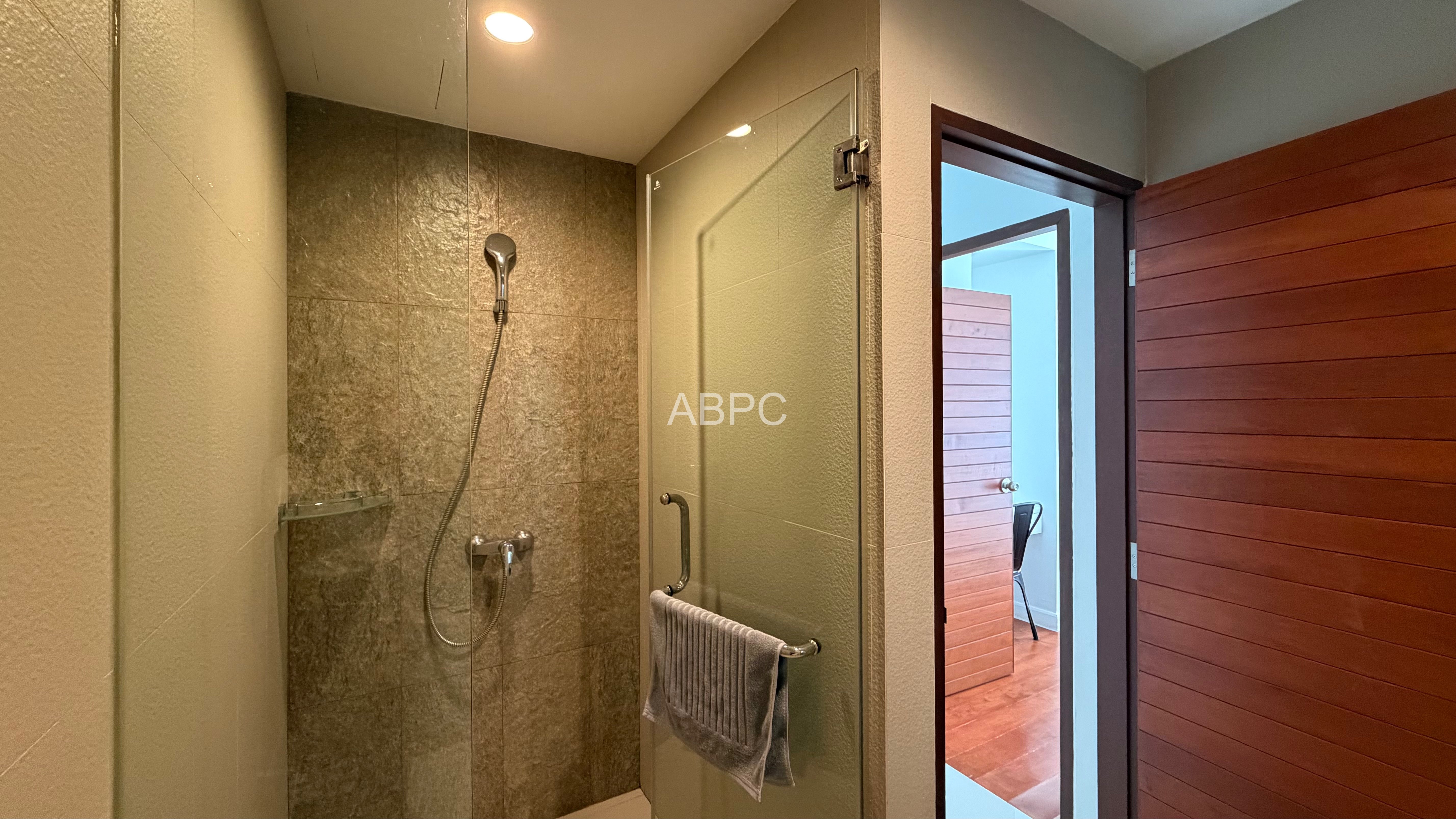 On Bath Bus Route 1 Bedroom Condo For Rent In Prahtamnak photo 7