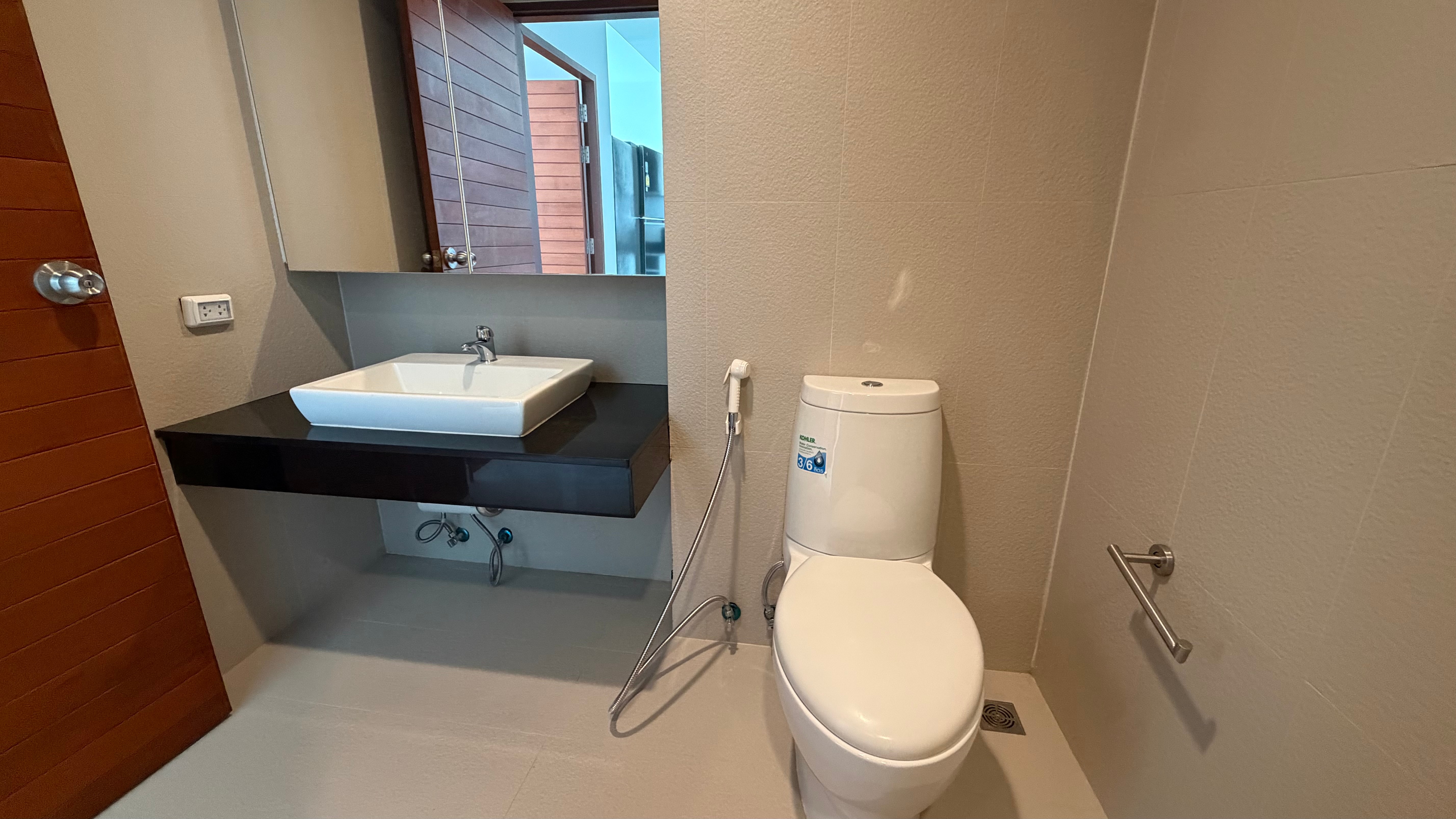 On Bath Bus Route 1 Bedroom Condo For Rent In Prahtamnak photo 18