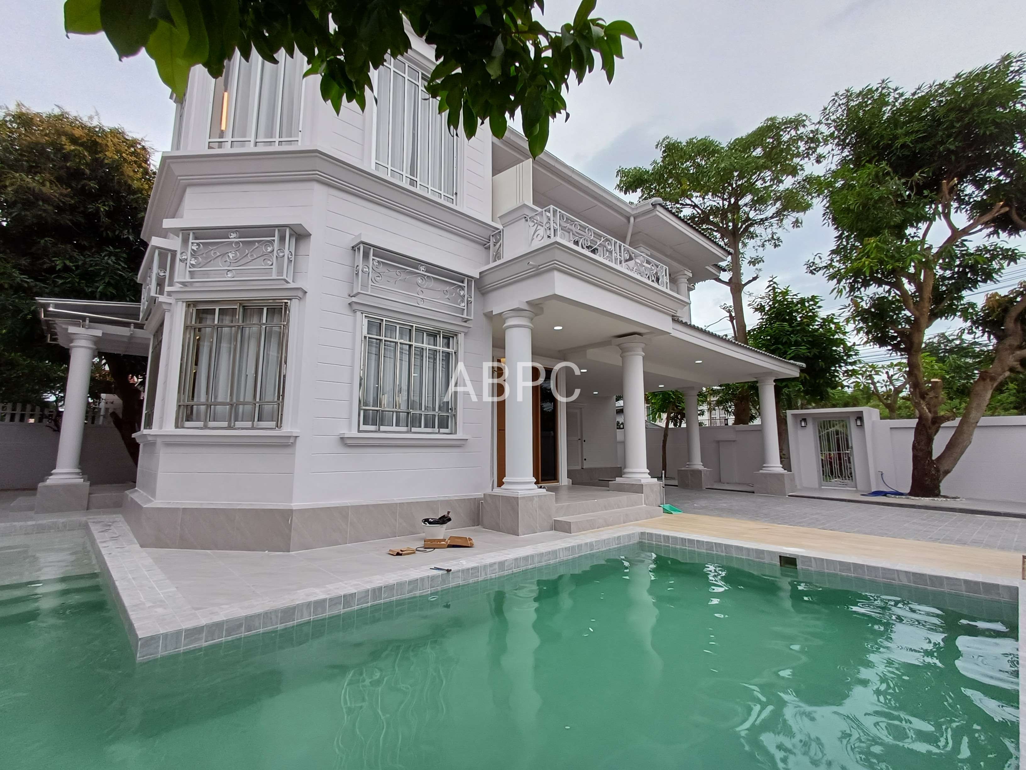 Newly Renovated 2-storey Pool Villa 4 bedroom 3 bathroom in Naklua for Sale