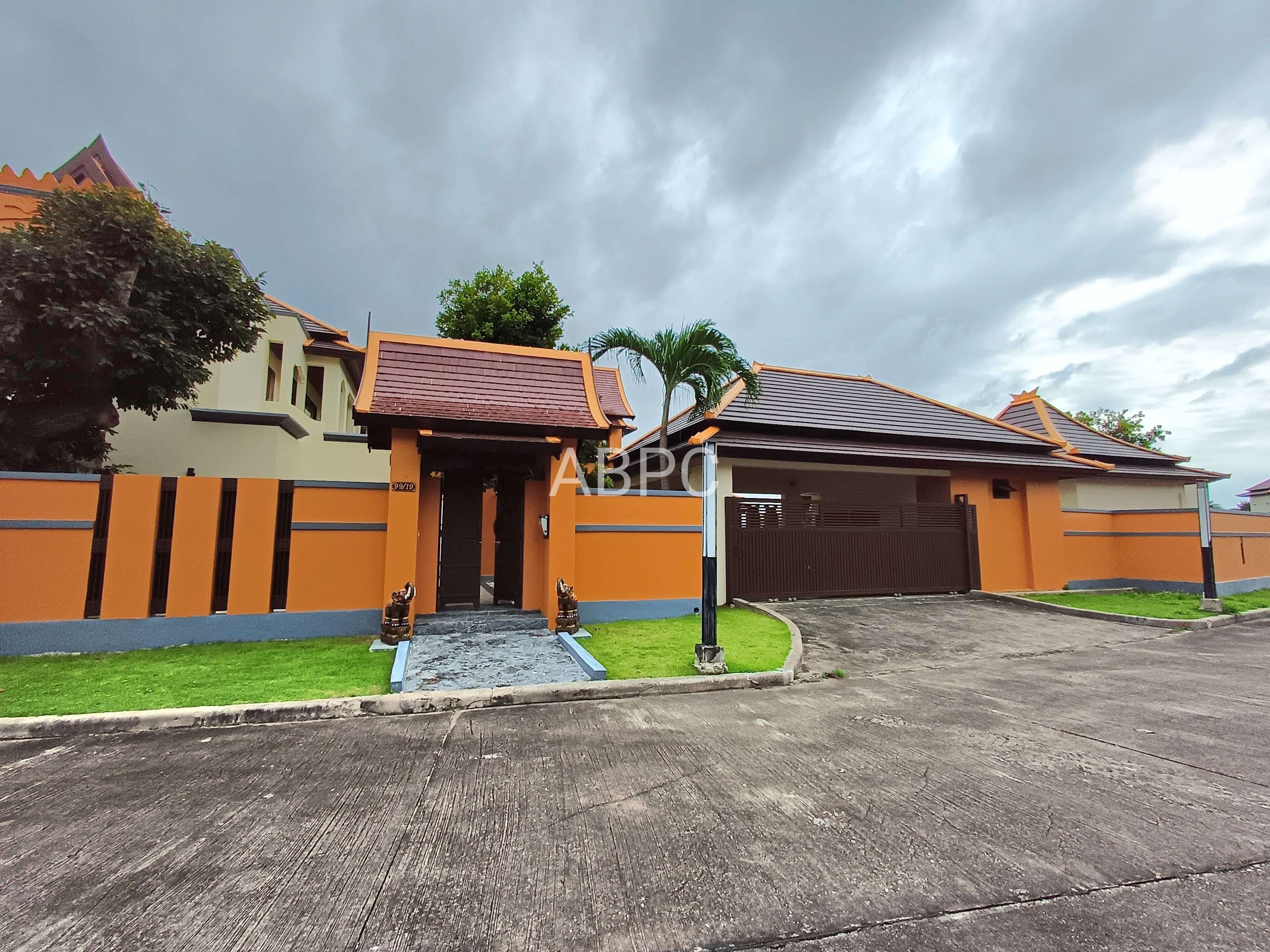 Stunning Luxury Pool Villa 5 bedrooms 5 bathrooms in East Pattaya for Sale/Rent photo 16