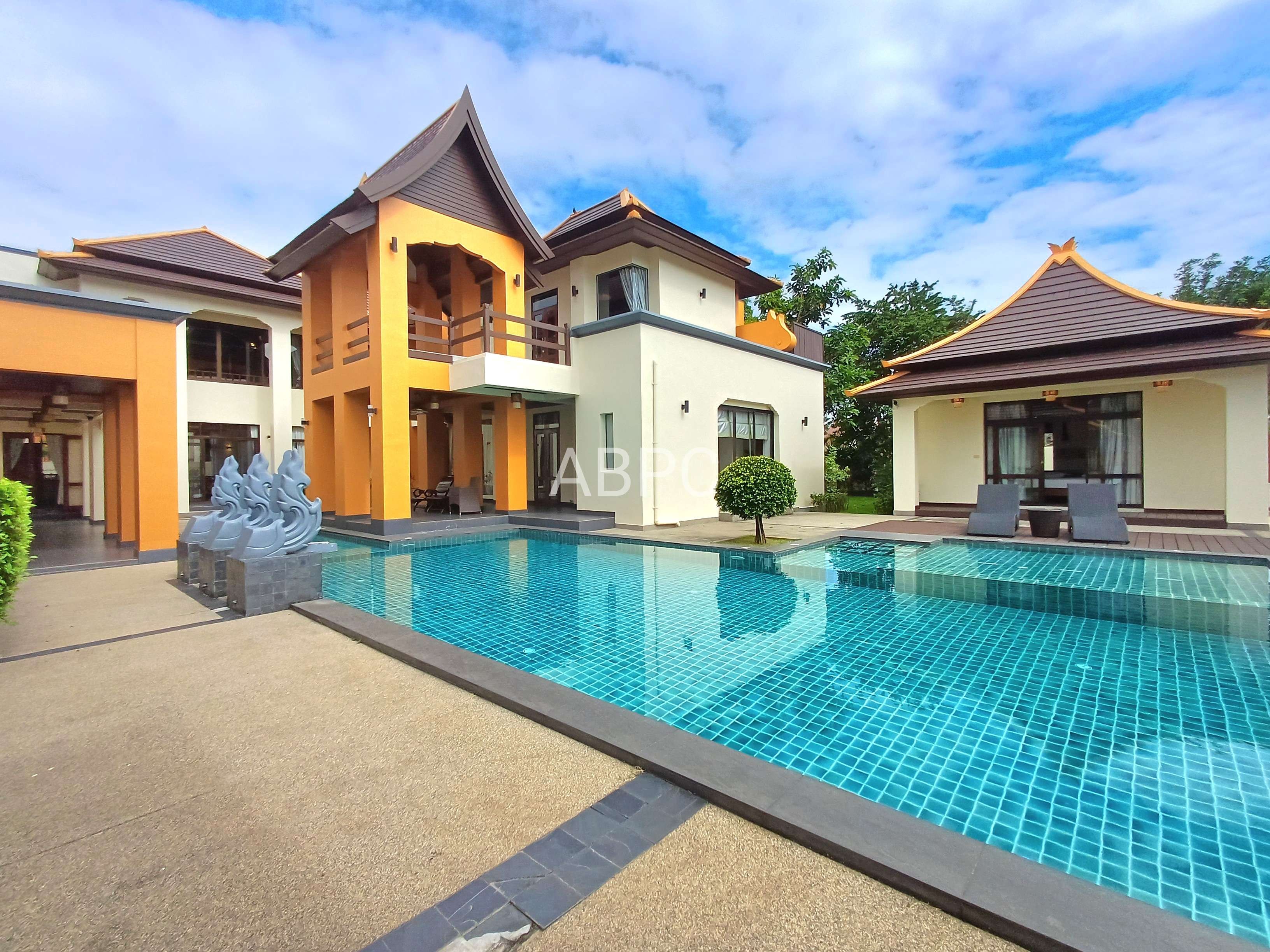 Stunning Luxury Pool Villa 5 bedrooms 5 bathrooms in East Pattaya for Sale/Rent