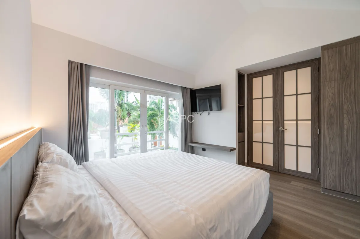 Luxurious Newly Renovated 3 Bedroom 4 Bathroom Pool Villa in Exclusive Village for Sale photo 5