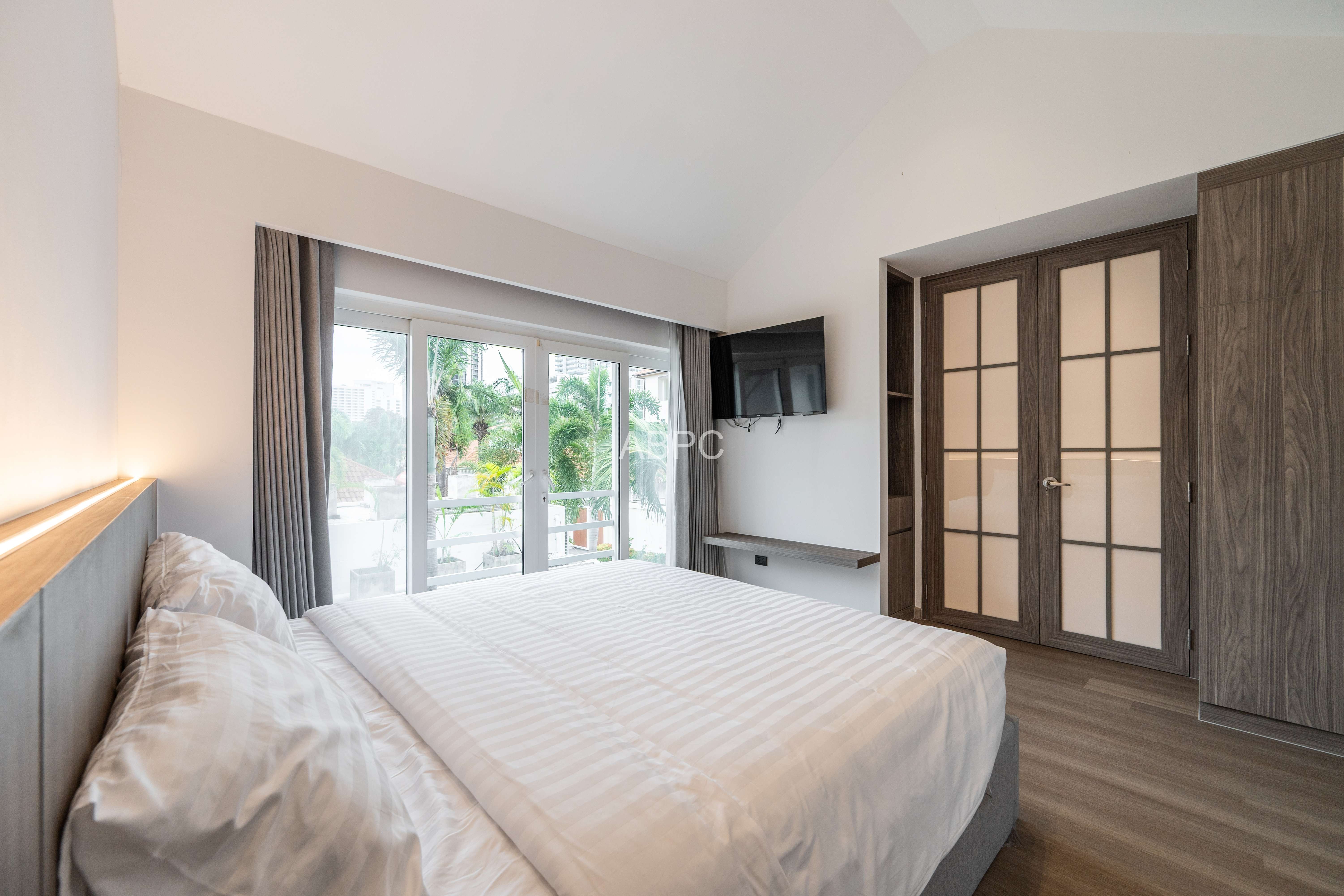 Luxurious Newly Renovated 3 Bedroom 4 Bathroom Pool Villa in Exclusive Village for Sale photo 6