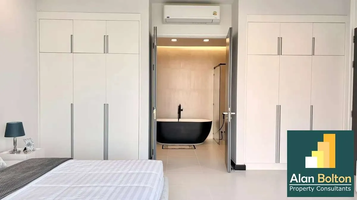 Beachfront 2 Bedroom Condo For sale IN Wongamat photo 8