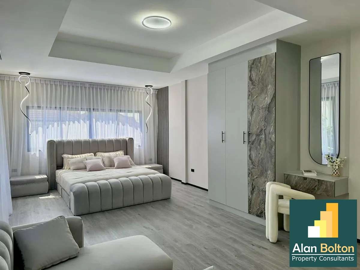 5 Bedroom 4 Bathroom Pool Villa in East Pattaya Village photo 4