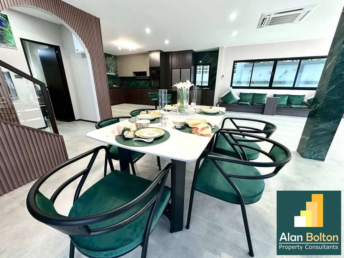 5 Bedroom 4 Bathroom Pool Villa in East Pattaya Village photo 11
