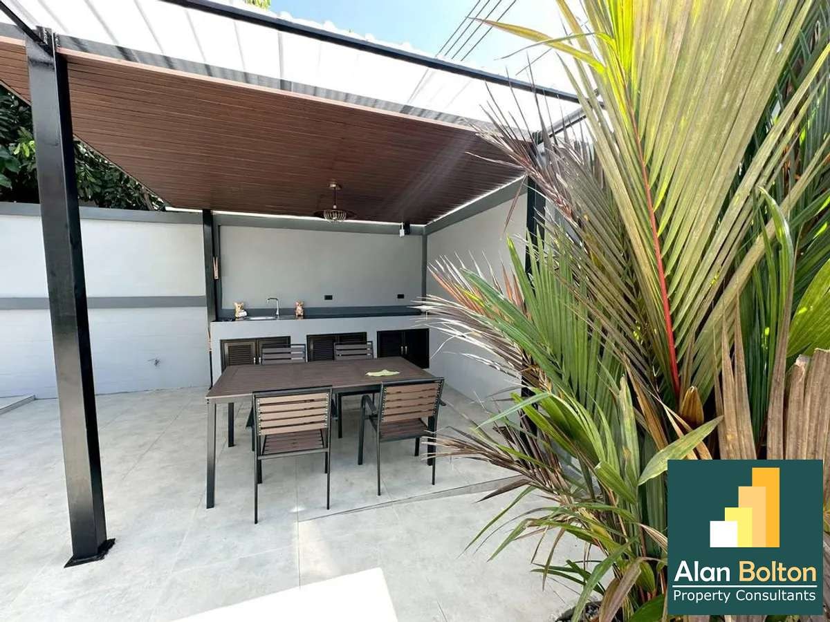 5 Bedroom 4 Bathroom Pool Villa in East Pattaya Village photo 3
