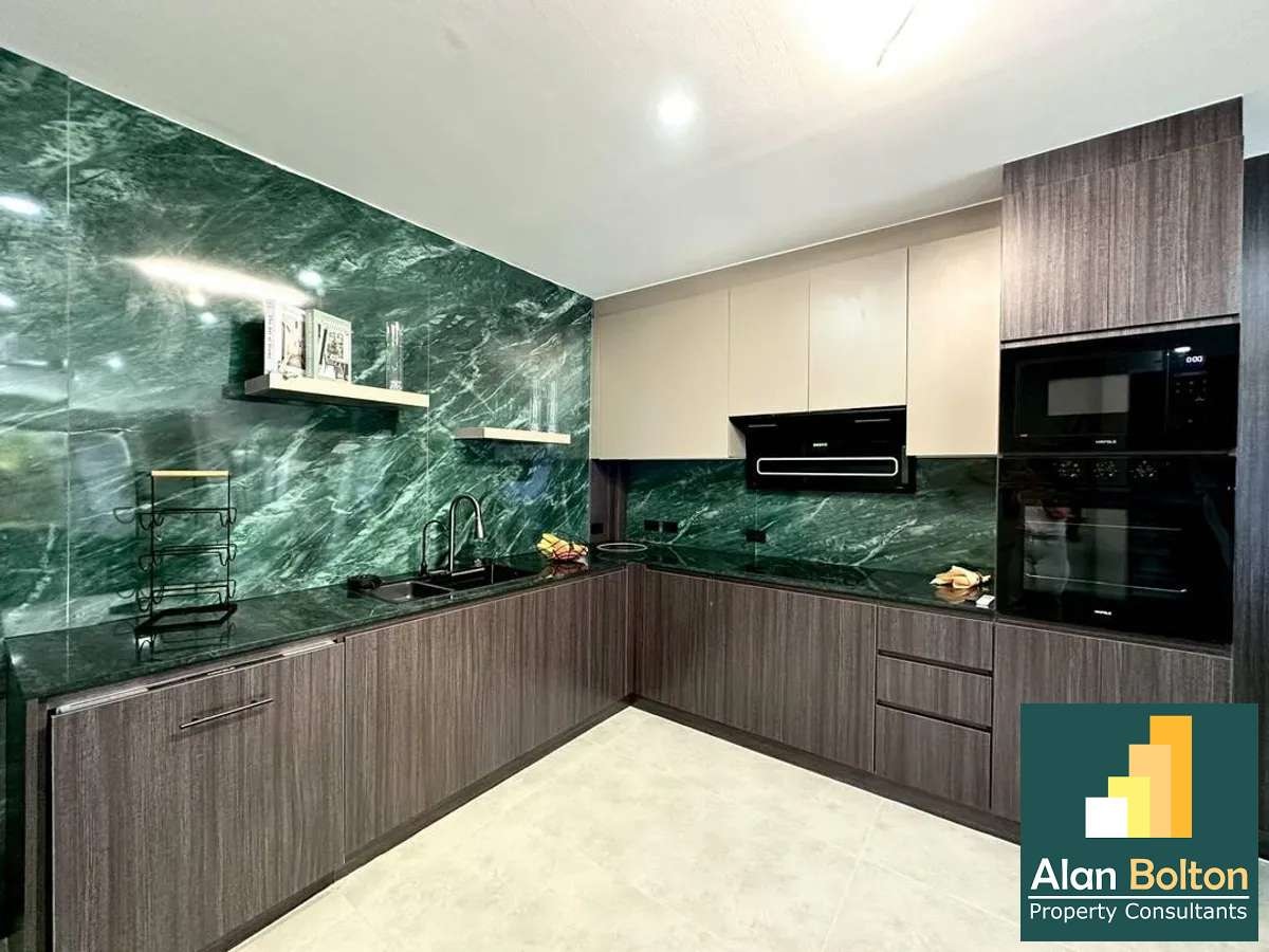 5 Bedroom 4 Bathroom Pool Villa in East Pattaya Village photo 8
