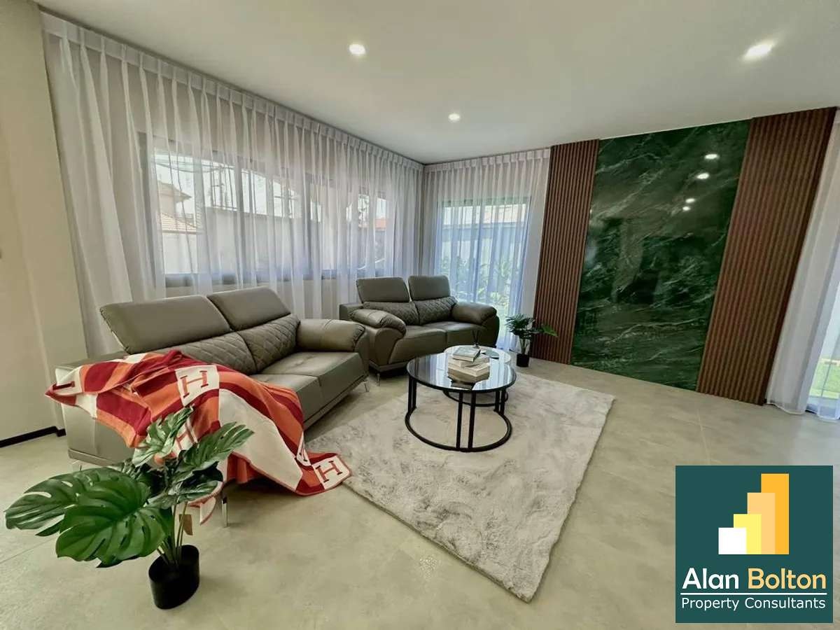5 Bedroom 4 Bathroom Pool Villa in East Pattaya Village photo 7