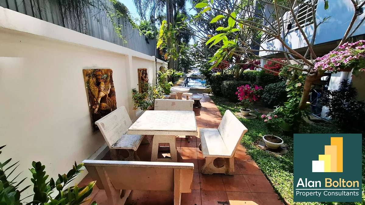 Renovated 1 Bedroom with view & large balcony-Beach & Mountain Condo photo 3