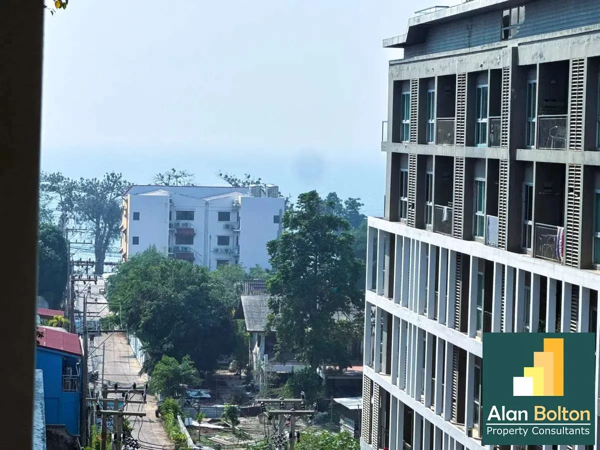 Large Renovated Corner Unit 1 Bed 1 Bath Condo In Jomtien