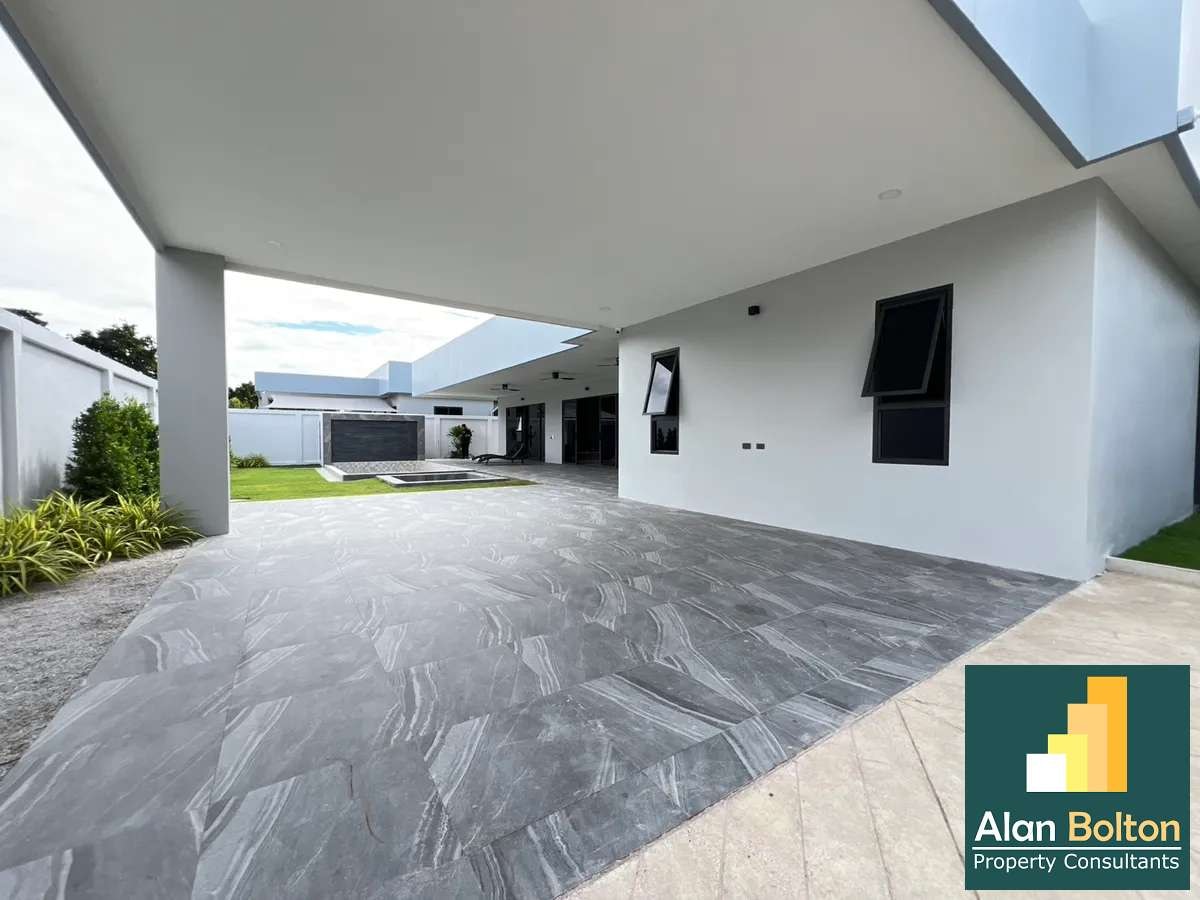 Luxury Pool Villa 3 Bedrooms 4 Bathrooms in Huay yai photo 2