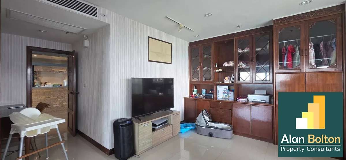 Large Front Facing Ocean View 3 Bed 3 Bath Condo in Pratumnak photo 10