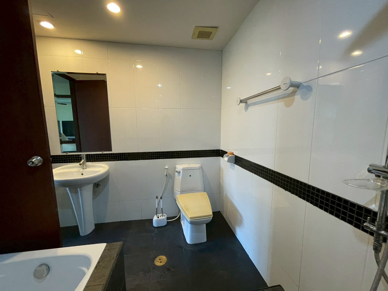 Sands Condo Direct Ocean For Rent And Sale photo 15