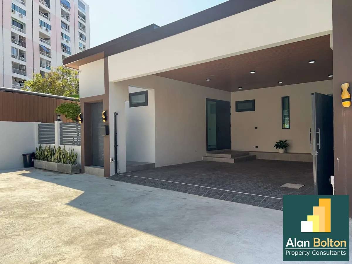 Newly renovated house in City center Pattaya photo 6