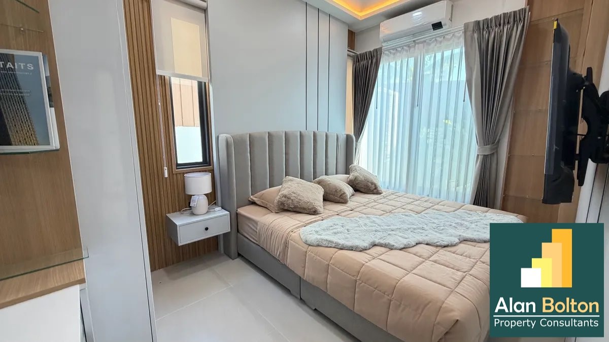 Newly renovated house in City center Pattaya photo 16