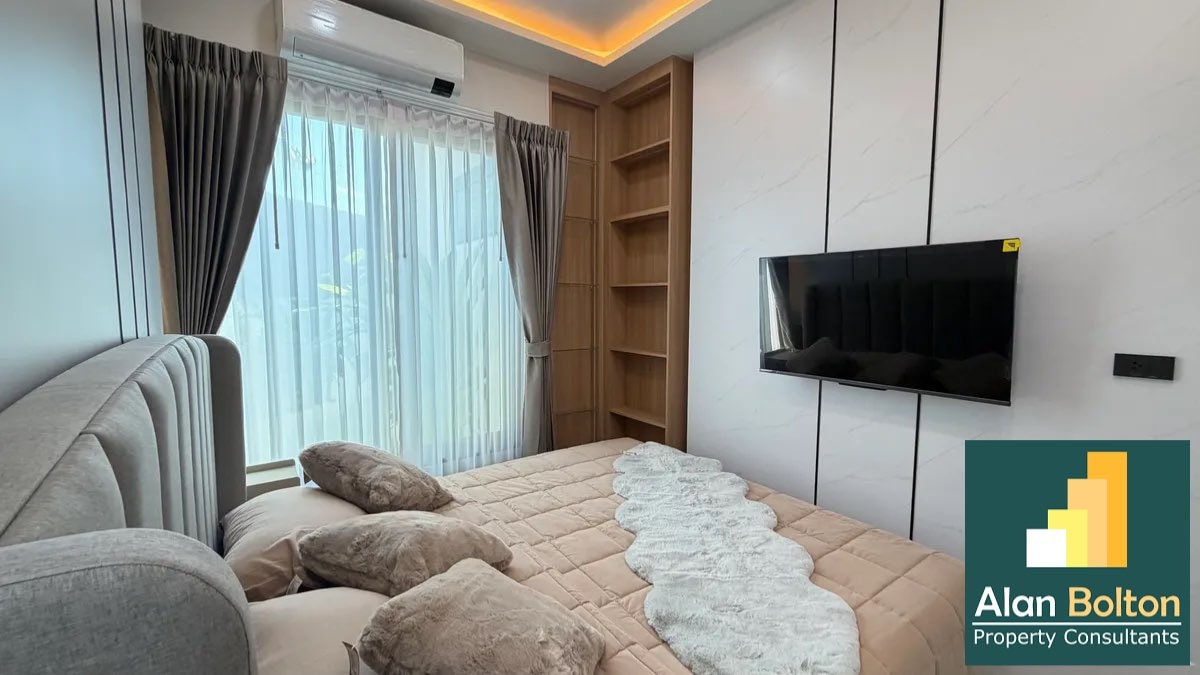 Newly renovated house in City center Pattaya photo 13