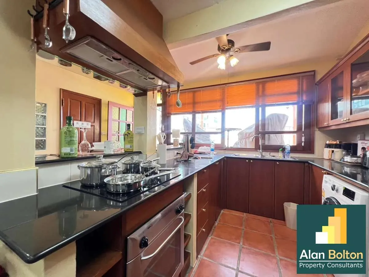 Building for sale With 5 separate Apartments in Pratumnak photo 4