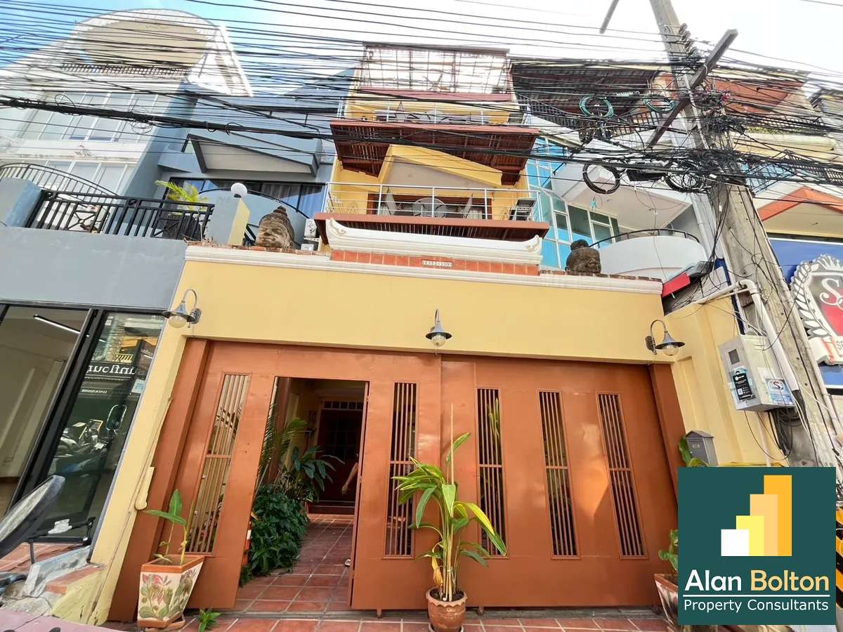 Building for sale With 5 separate Apartments in Pratumnak