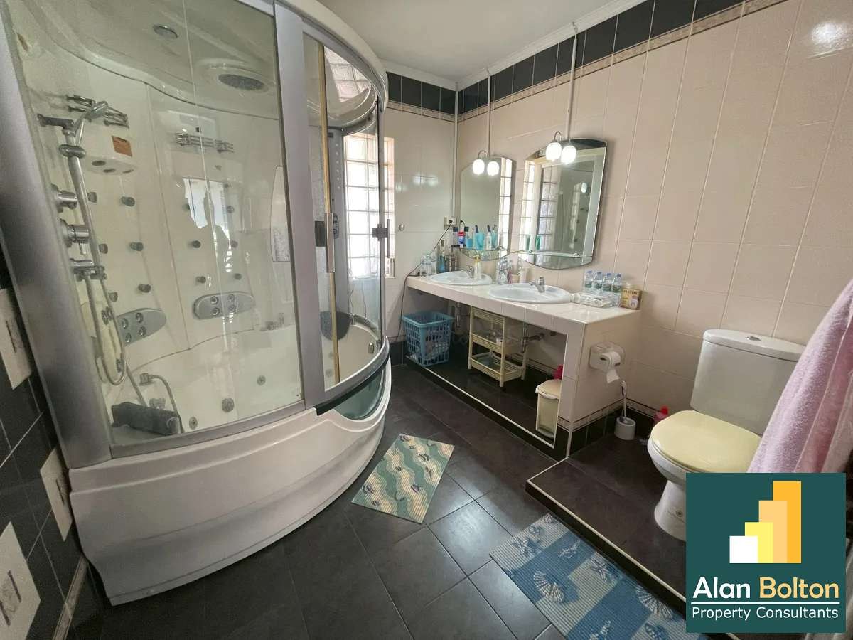 4 Bedroom House For Sale photo 8