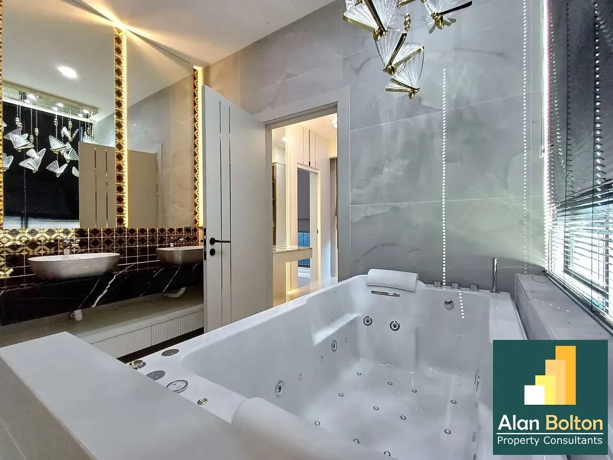Luxury Pool Villa suitable for private use or business 4 bedrooms 5 bathrooms in Jomtien for Sale photo 10