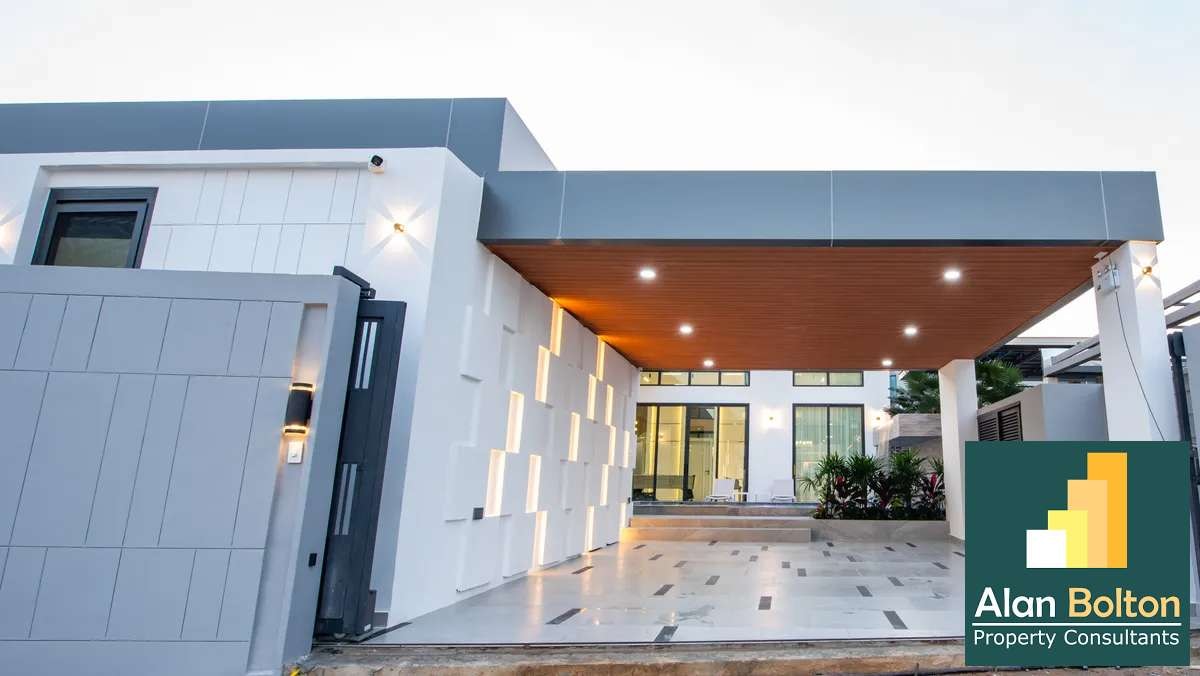 Luxury Pool Villa suitable for private use or business 4 bedrooms 5 bathrooms in Jomtien for Sale
