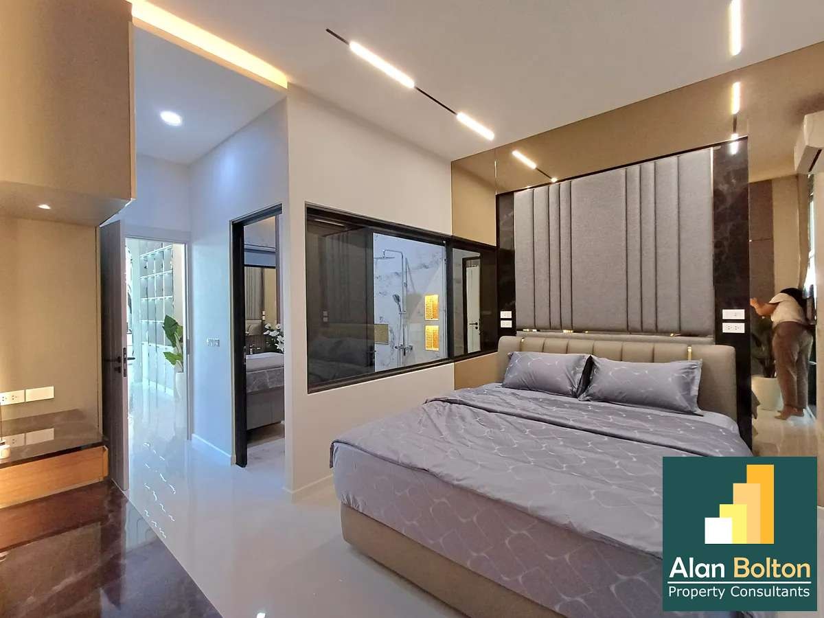 Luxury Pool Villa suitable for private use or business 4 bedrooms 5 bathrooms in Jomtien for Sale photo 5
