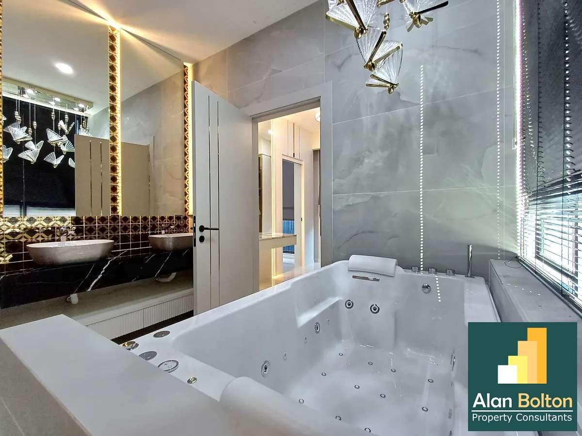 Luxury Pool Villa suitable for private use or business 4 bedrooms 5 bathrooms in Jomtien for Sale photo 10
