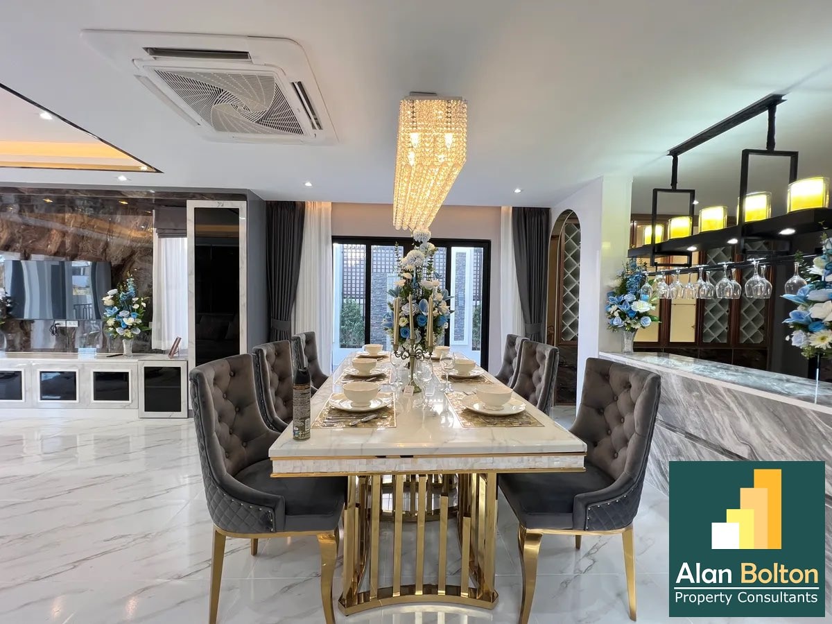 Pool villa 4 Bedrooms 3 Bathrooms in Central Pattaya photo 8