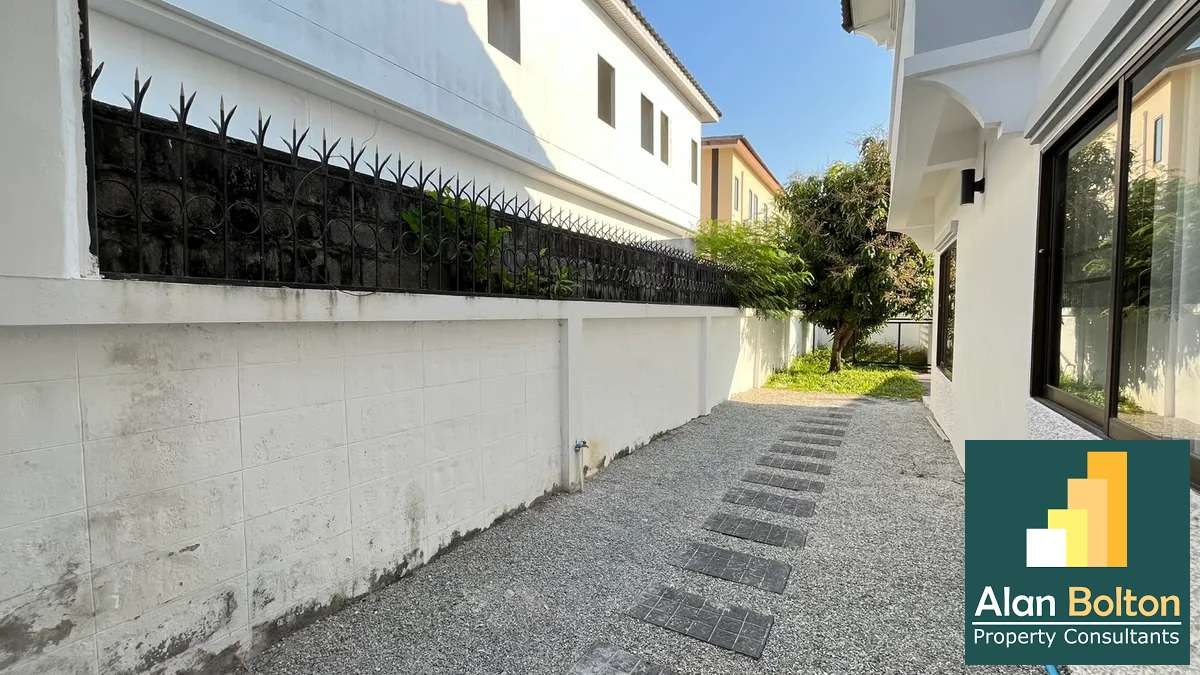 Coner 2- Storey Townhouse 3 Bedrooms 2 Bathrooms in East Pattaya photo 4