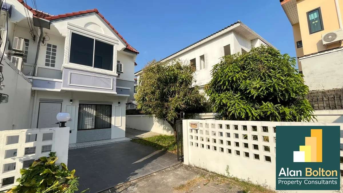Coner 2- Storey Townhouse 3 Bedrooms 2 Bathrooms in East Pattaya photo 2
