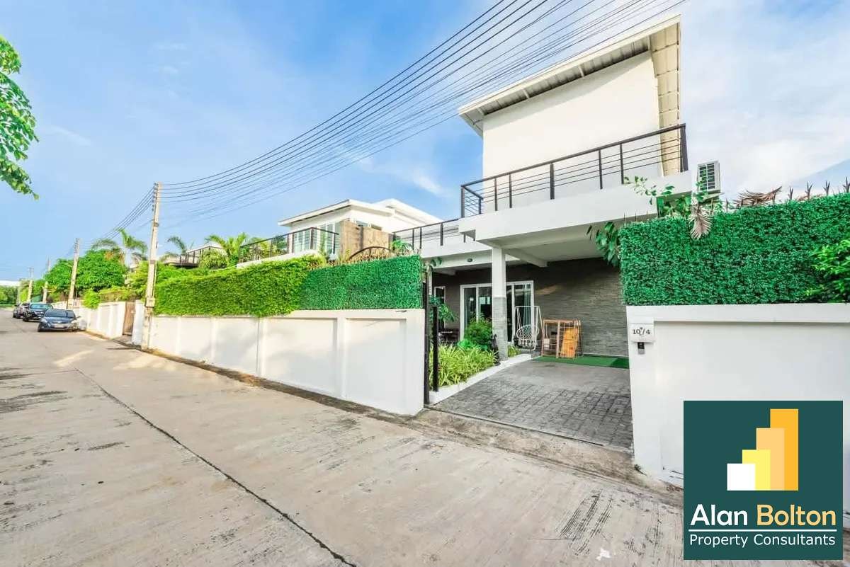 Pool Villa 4 Bedrooms 5 Bathrooms in East Pattaya