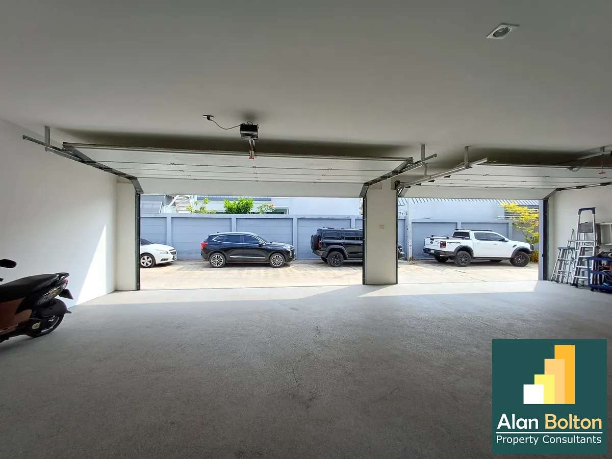 Spacious Pool Villa 5 bedrooms 5 bathrooms in East Pattaya for Sale photo 21