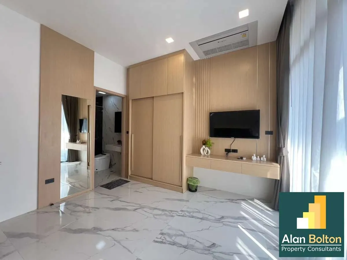 4 Bedrooms 3 Bathrooms in East Pattaya photo 6