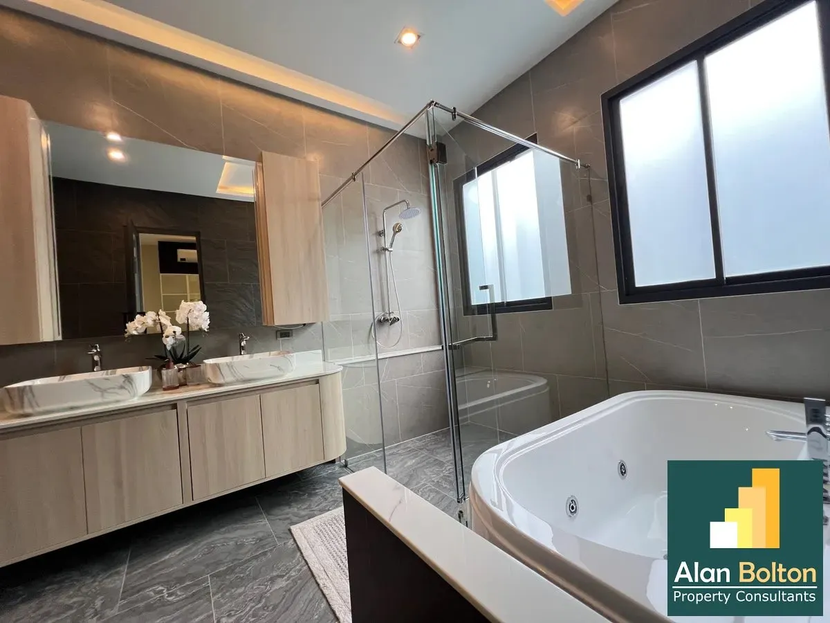 Luxury pool villa 4 Bedrooms 7 Bathrooms in East pattaya photo 4