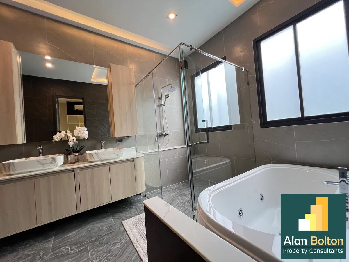 Luxury pool villa 4 Bedrooms 7 Bathrooms in East pattaya photo 5