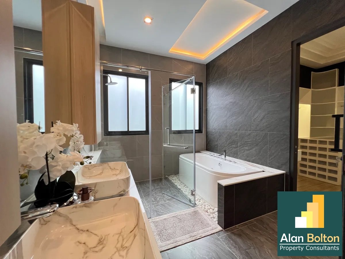 Luxury pool villa 4 Bedrooms 7 Bathrooms in East pattaya photo 4