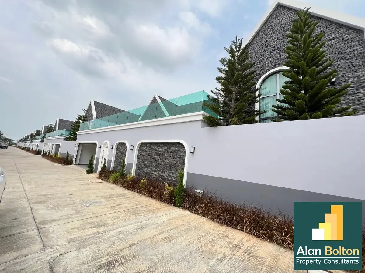 Pool villa for sale 4 Bedrooms 6 Bathrooms in East Pattaya