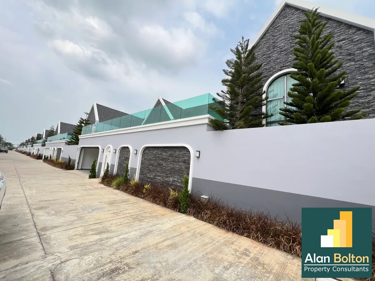 Pool villa for sale 4 Bedrooms 6 Bathrooms in East Pattaya